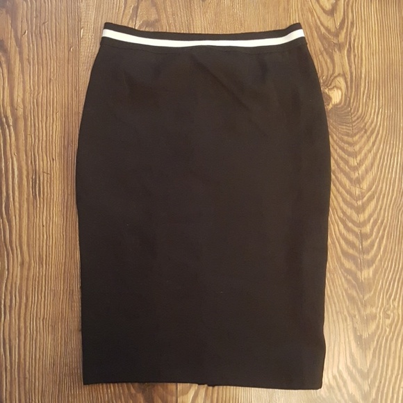 A black skirt - Picture 3 of 3
